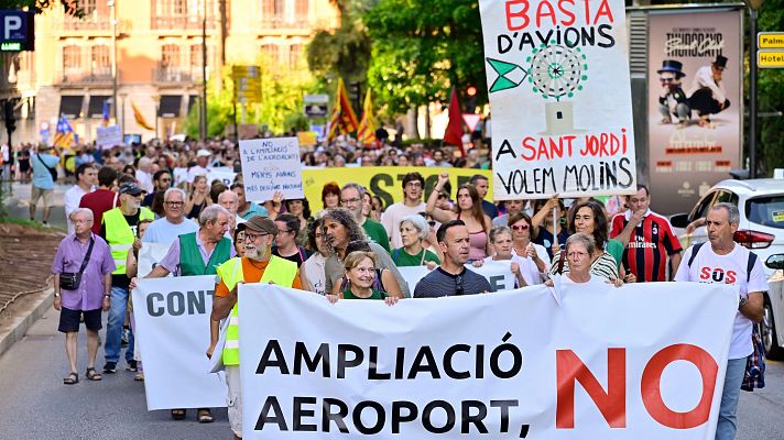 Telediario Fin de Semana - Protestas contra la ampliación de los aeropuertos de Barcelona, Ibiza y Mallorca: "Menos aviones, más vida".