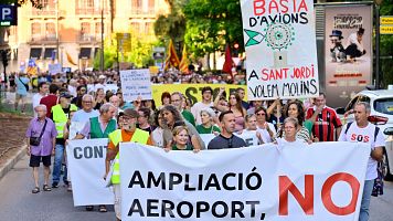 Protestas contra la ampliaci�n de los aeropuertos de Barcelona, Ibiza y Mallorca: "Menos aviones, m�s vida".