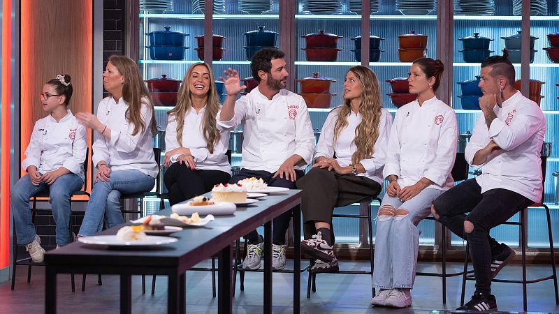 Seis personas en chaquetas de chef, incluyendo a "LUNA", "MIMO" y Miri Pérez, posan detrás de una mesa con postres, con un fondo de estanterías de cocina.