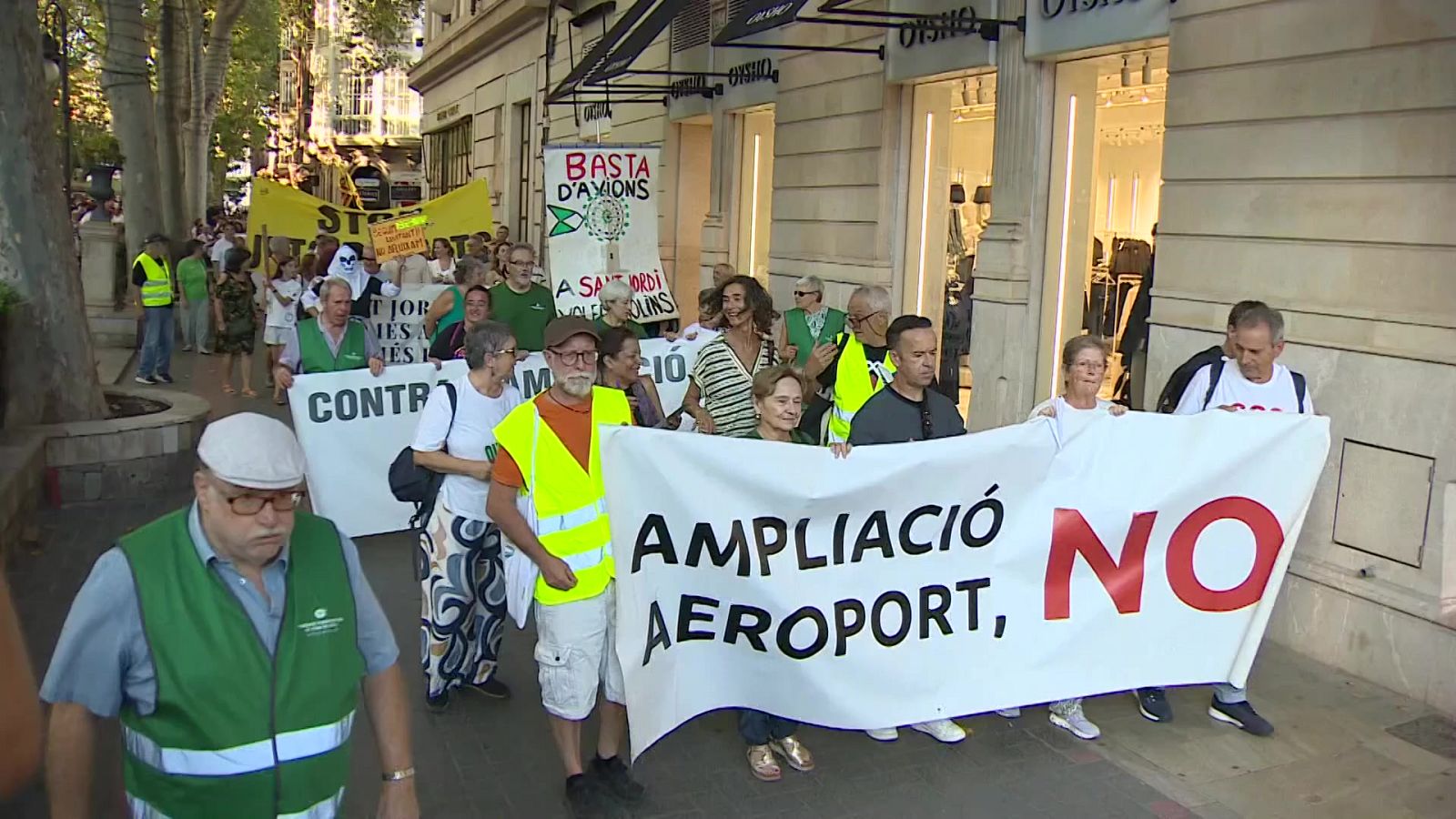 Milers de persones protesten contra l'ampliació dels aeroports a Eivissa i Palma