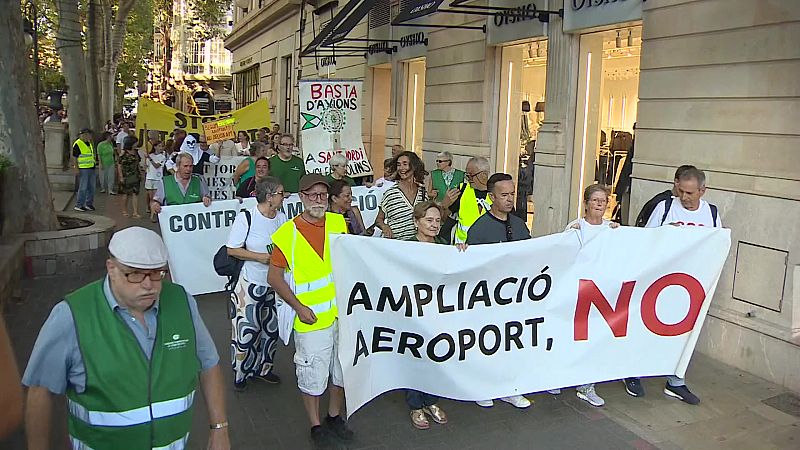 Milers de persones protesten contra l'ampliació dels aeroports a Eivissa i Palma