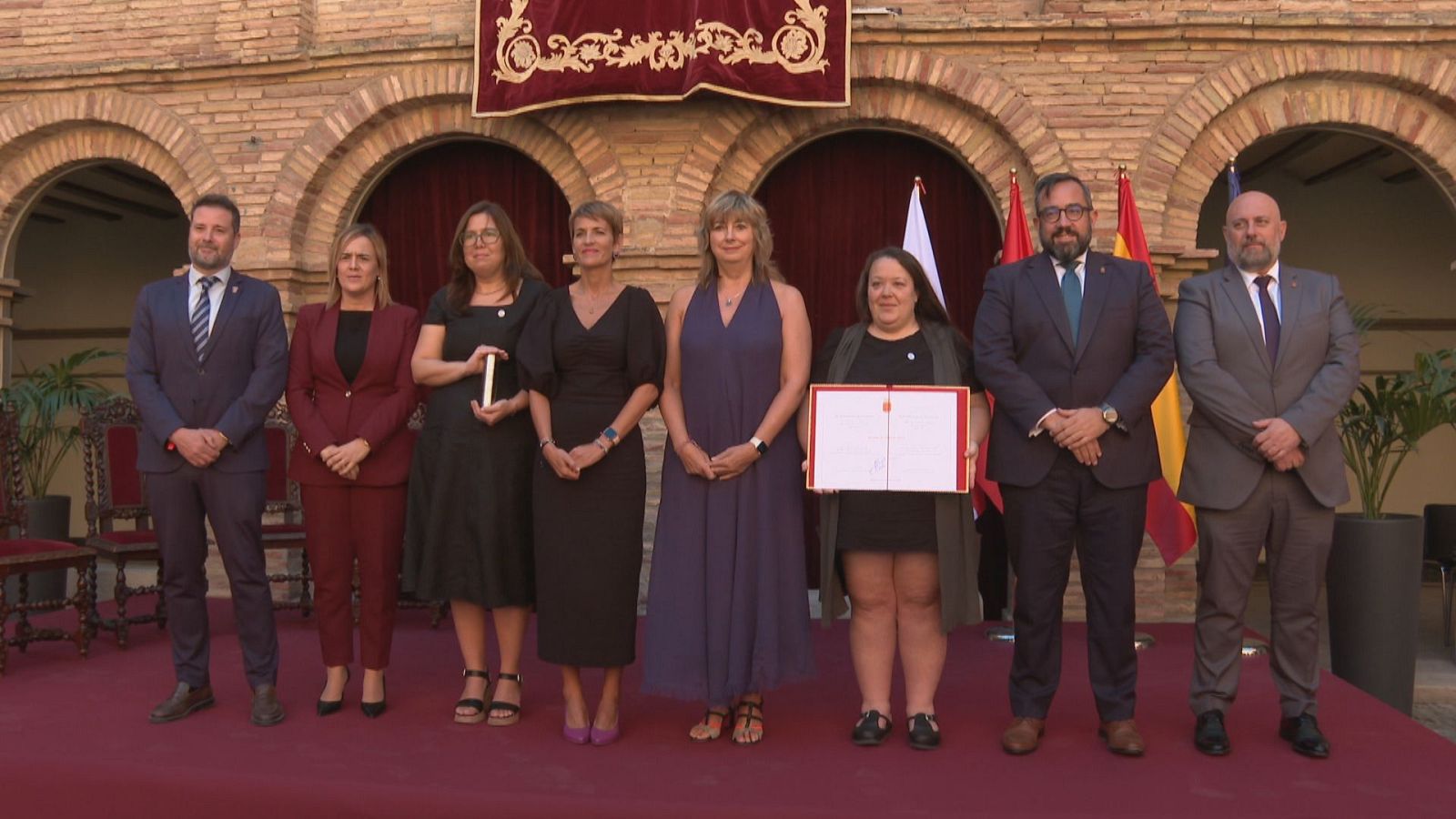 Adriana Metz y Claudia Poblete reciben el premio en nombre de sus abuelas