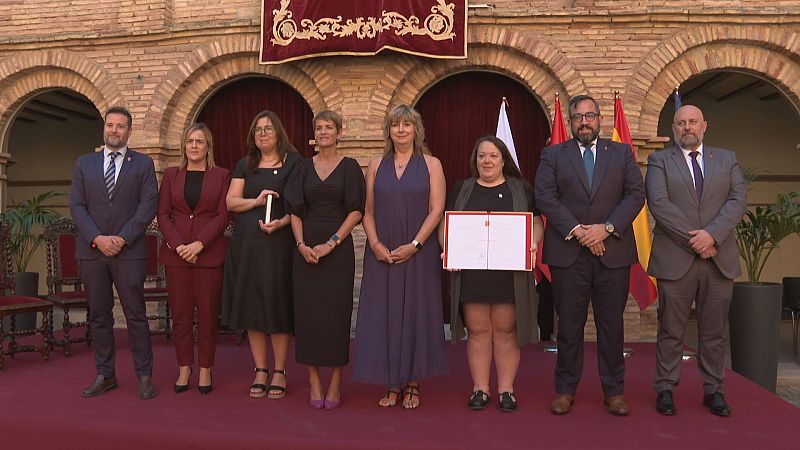 Adriana Metz y Claudia Poblete reciben el premio en nombre de sus abuelas
