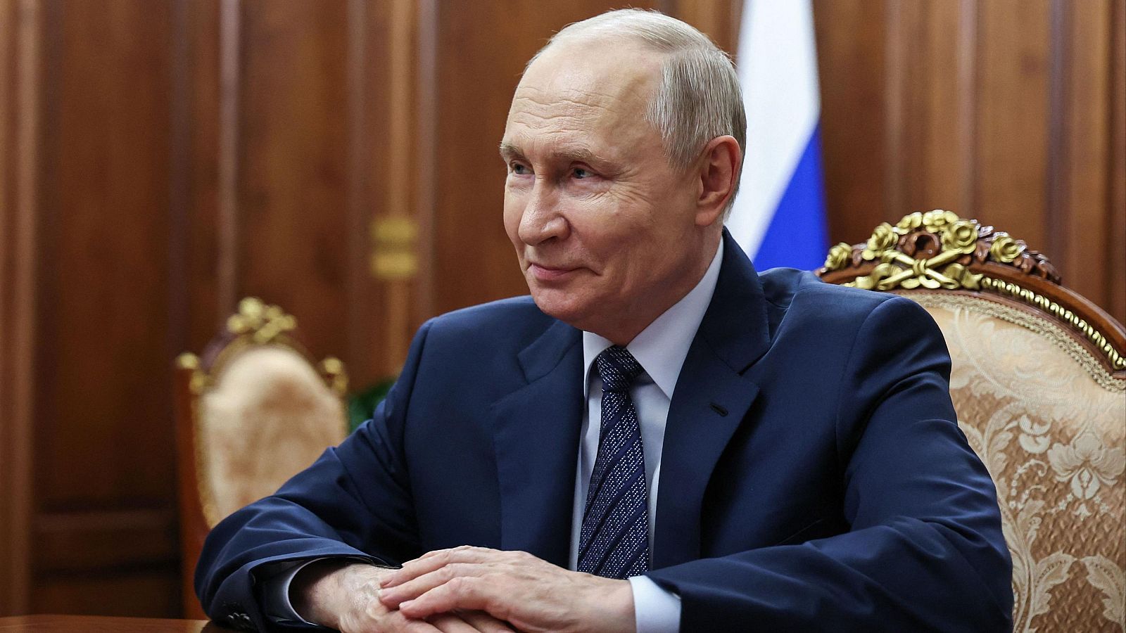 Vladímir Putin participa en una reunión tras conocer el resultado de las elecciones legislativas que dieron mayoría absoluta a su partido