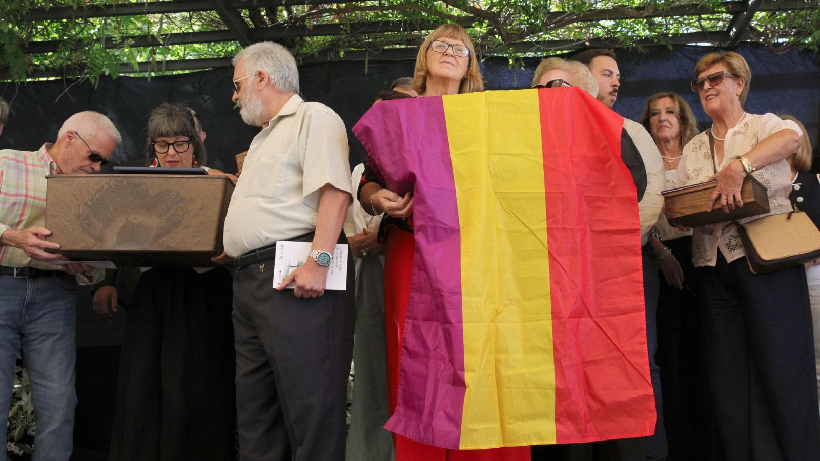 Familiares de las víctimas exhumadas en el Barranco de Víznar en el acto de entrega de los restos.