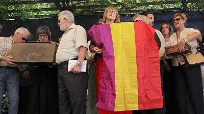 Familiares de las v�ctimas exhumadas en el Barranco de V�znar en el acto de entrega de los restos.