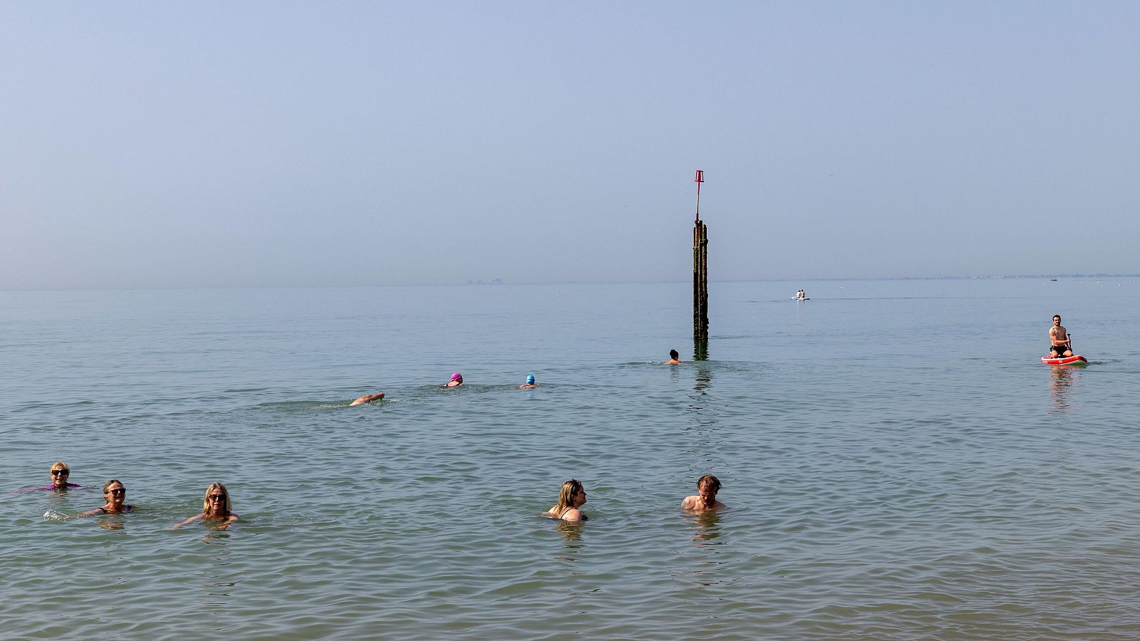 Bañistas en un arenal
