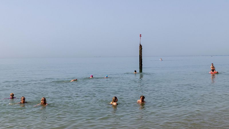 Bañistas en un arenal