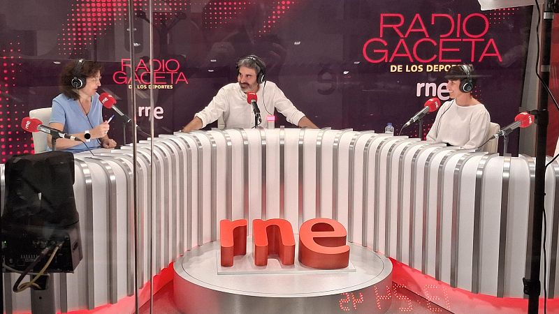Chema Abad, Olga Viza e Izaskun Ruiz en un estudio de radio emitiendo "RADIO GACETA DE LOS DEPORTES" con logo de "rne".