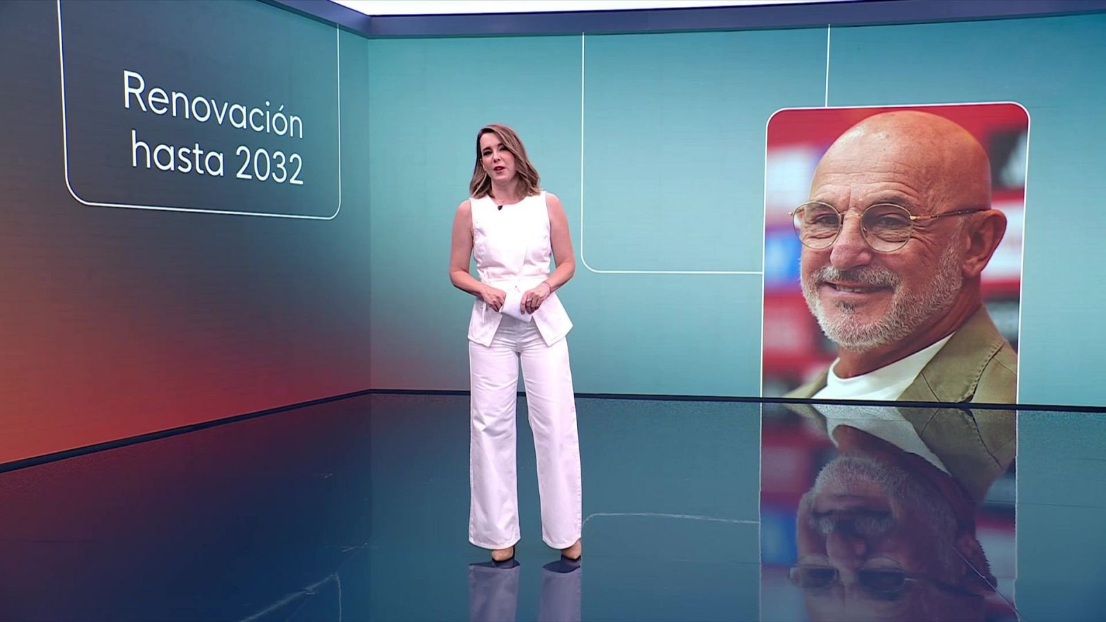 Presentadora de TV informa sobre la renovación de Monchi hasta 2032. Monchi aparece en pantalla sonriendo. Estudio moderno con luces y suelo reflectante.