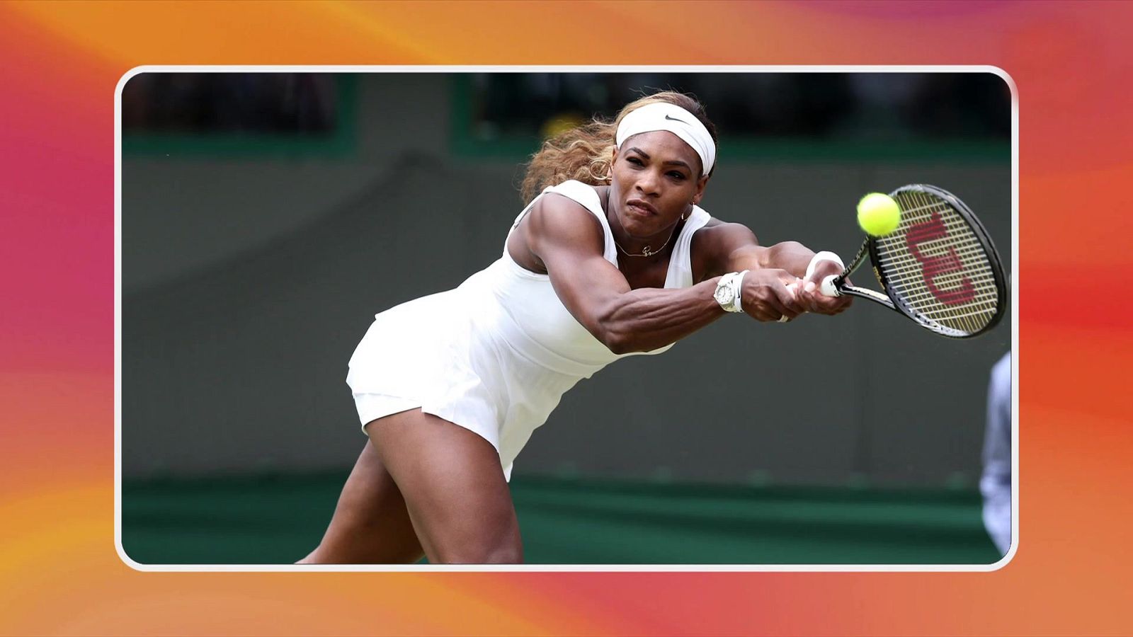 Serena Williams en acción, golpeando una pelota de tenis con su raqueta. Se observa su concentración y su vestimenta deportiva.