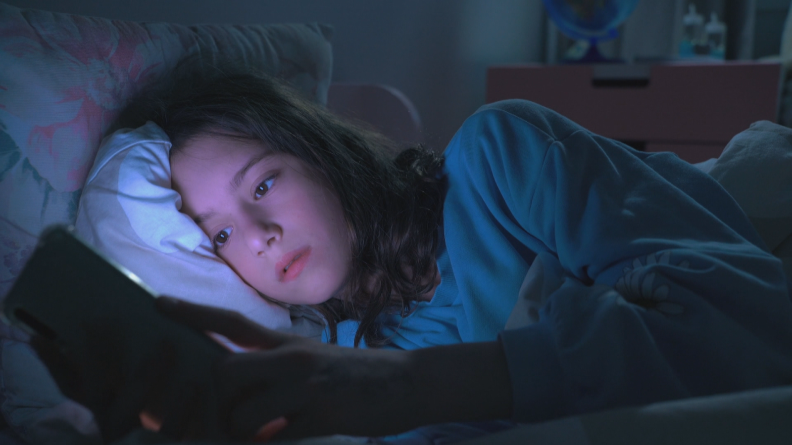 Imagen de galería de una joven con el móvil por la noche