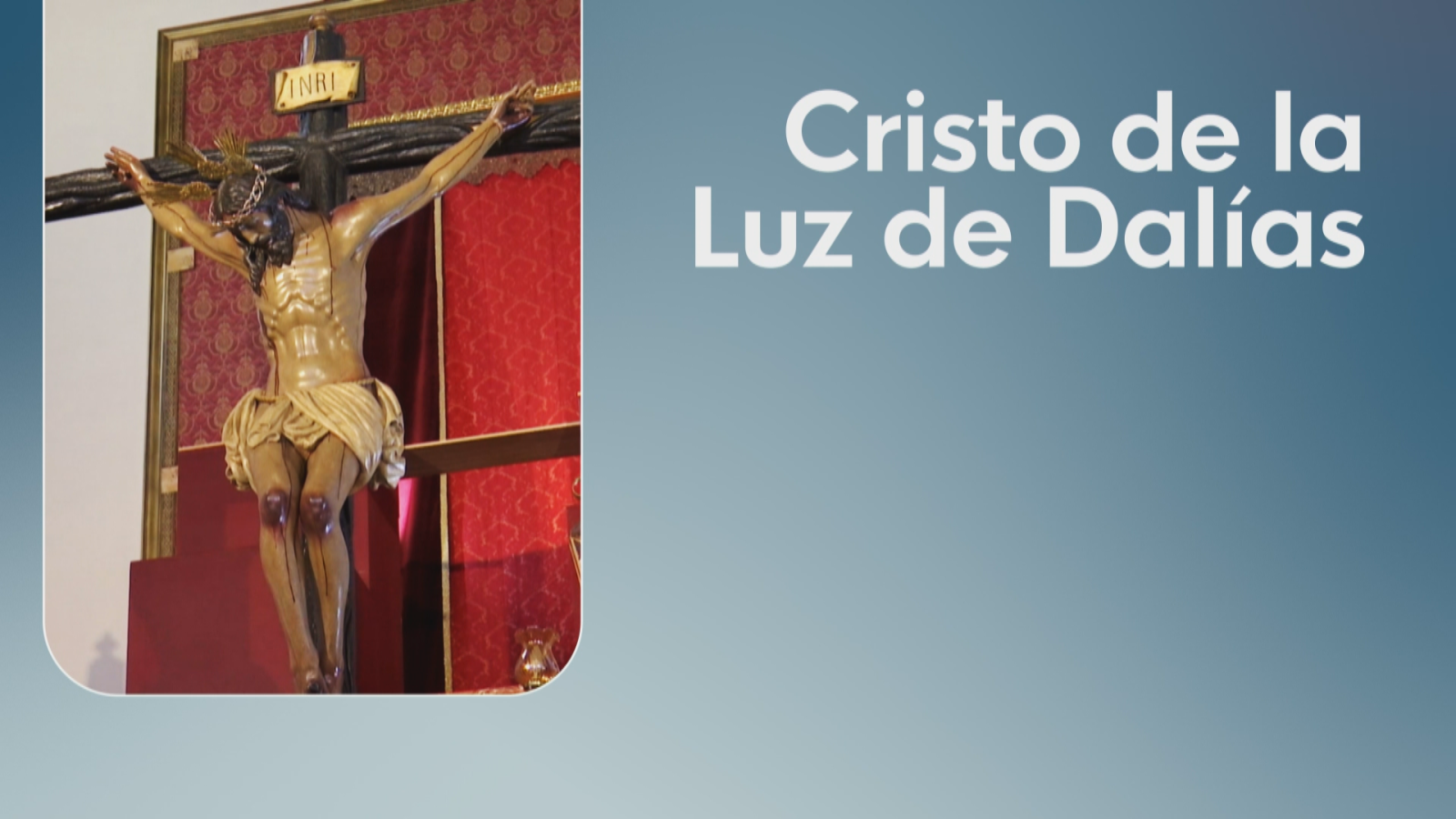 Escultura de Cristo crucificado con inscripción "INRI" y el texto "Cristo de la Luz de Dalías" sobre fondo azul.