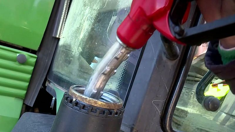 Un agricultor llenando el depósito de combustible
