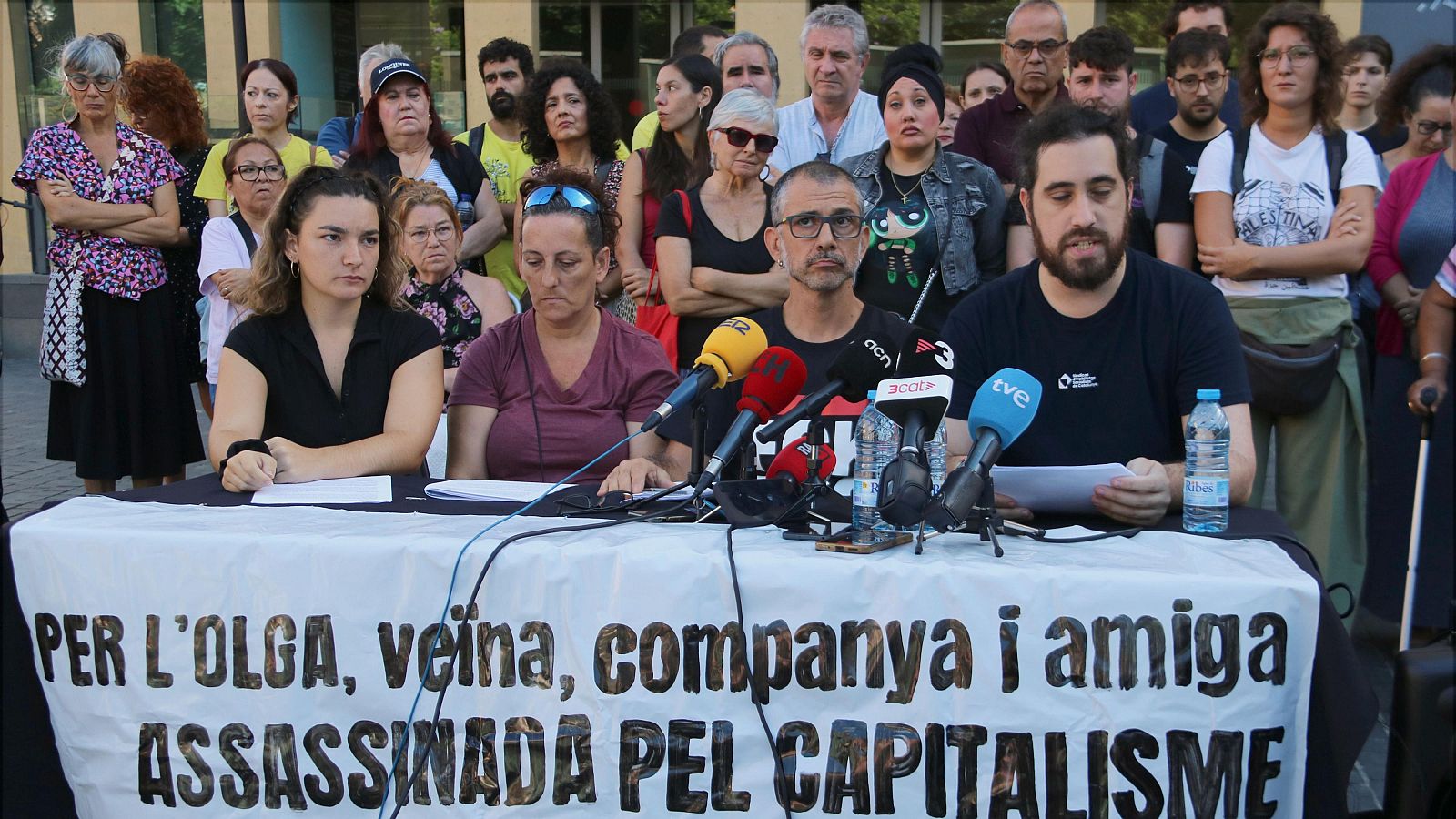 Roda de premsa de les entitats i veïns que han denunciat la mort de l'Olga