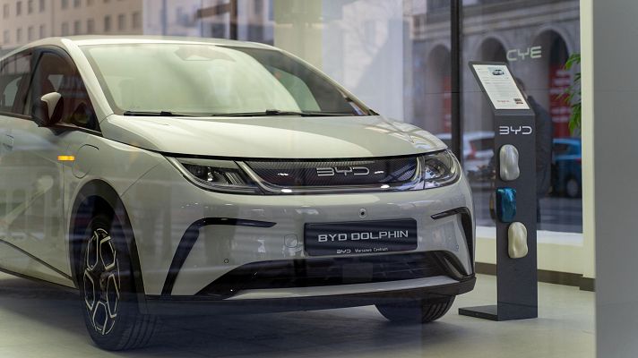 Telediario 2 - Las ventas de coches eléctricos e híbridos doblan a los de combustión en China