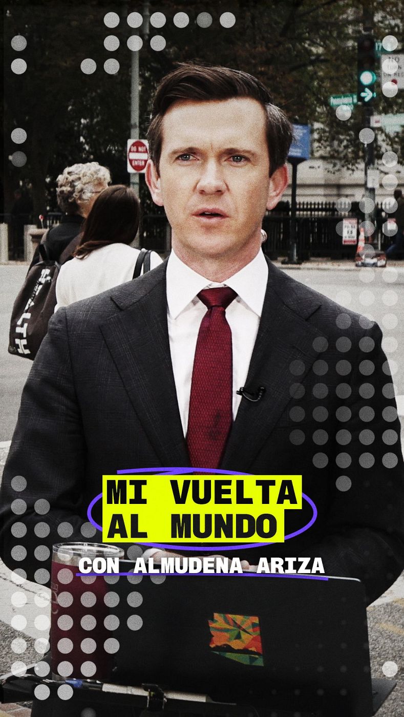 Periodista con traje oscuro y corbata roja, fondo urbano con señal "DO NOT ENTER". Título "MI VUELTA AL MUNDO CON ALMUDENA ARIZA".