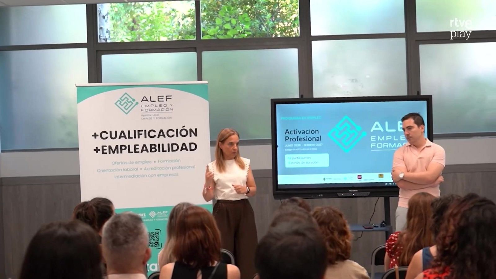 Presentación de formación de ALEF EMPLEO Y FORMACIÓN con énfasis en cualificación y empleabilidad, destacando un programa de activación profesional iniciado en febrero de 2023.