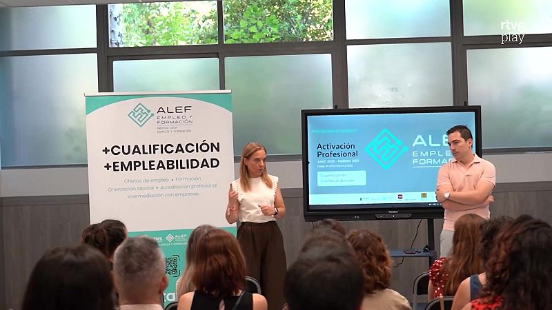 Presentación de formación de ALEF EMPLEO Y FORMACIÓN con énfasis en cualificación y empleabilidad, destacando un programa de activación profesional iniciado en febrero de 2023.