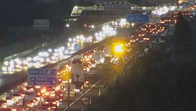 Tr�fico nocturno intenso en autopista cerca de La Pobla de Farnals, con se�al de 120 km/h y luz amarilla intermitente. Contexto: DIA SIN COCHES, L'informatiu - Comunitat Valenciana.