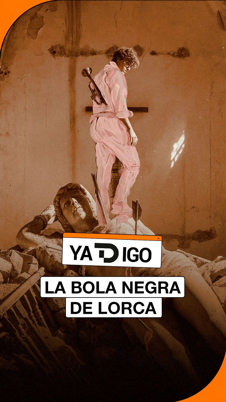 Joven con trompeta sobre escultura yacente, rodeado de flechas, en un entorno de pared antigua. Textos 'YA DIGO' y 'LA BOLA NEGRA DE LORCA' superpuestos.