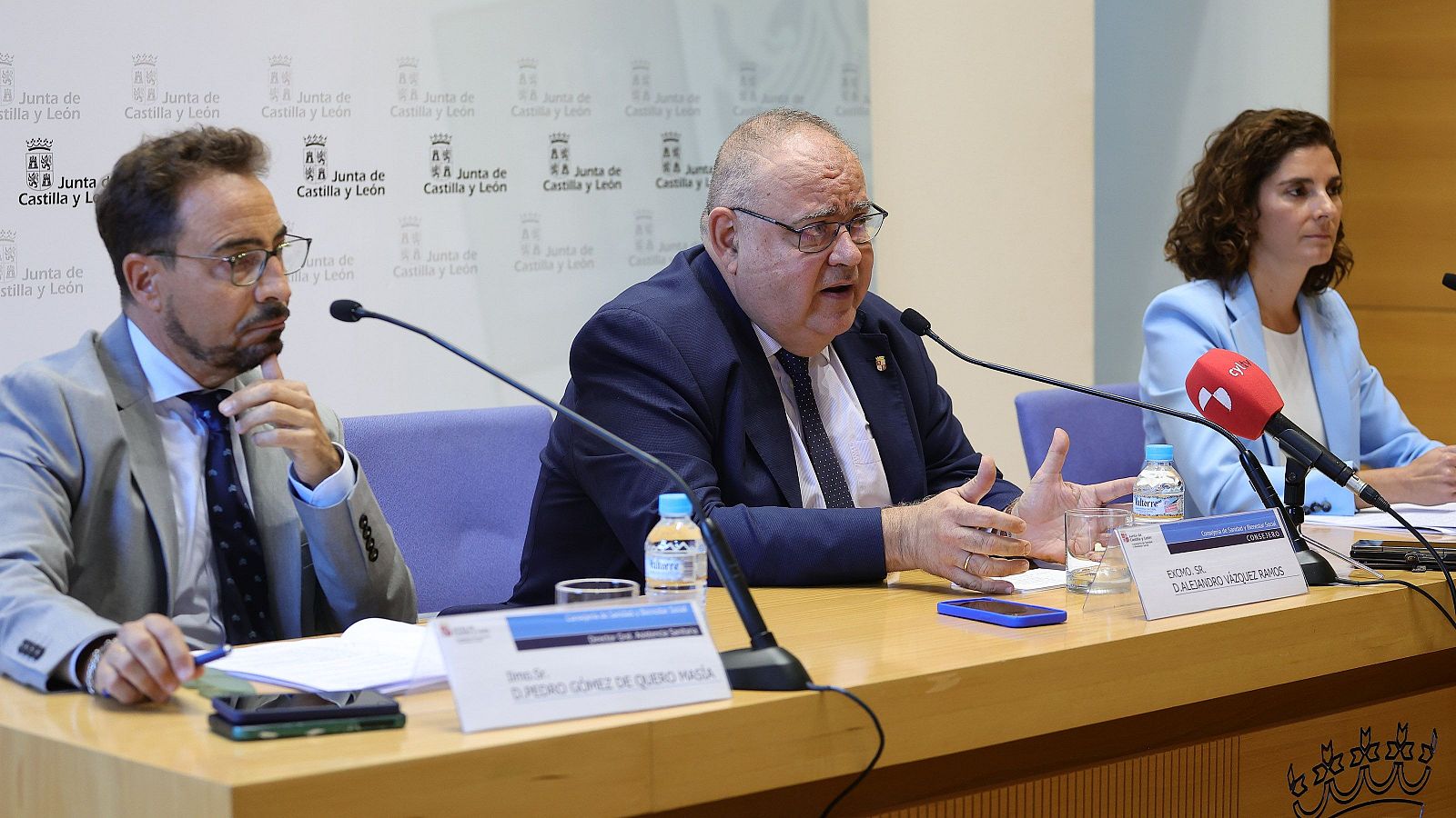 Rueda de prensa de la Junta de Castilla y León con Alejandro Vázquez Ramos, Pedro Gómez de Quero Maga y Cristina Granda. Fondo con escudo y logo de la Junta.