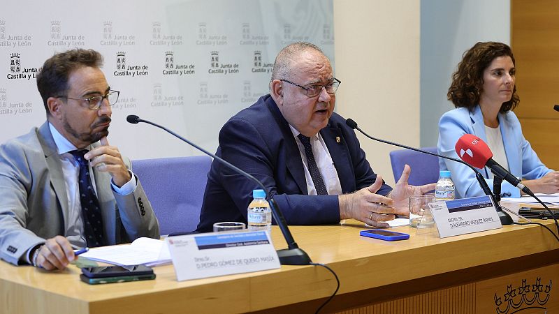 Rueda de prensa de la Junta de Castilla y León con Alejandro Vázquez Ramos, Pedro Gómez de Quero Maga y Cristina Granda. Fondo con escudo y logo de la Junta.