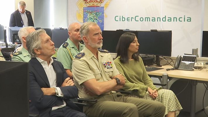 Noticias de Castilla y León - Felipe VI visita la Cibercomandancia de León