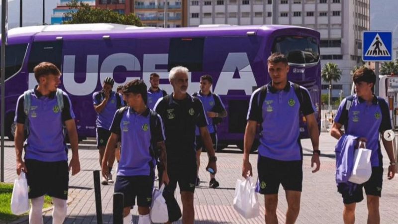 El autobús oficial del Real Valladolid junto a integrantes de la plantilla en Ceuta este domingo