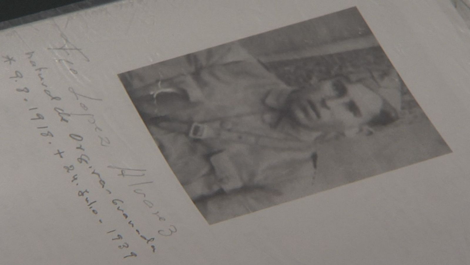 Retrato en blanco y negro de Francisco López Álvarez, militar nacido en 1918, fallecido en 1939. Fotografía sobre página con texto manuscrito.