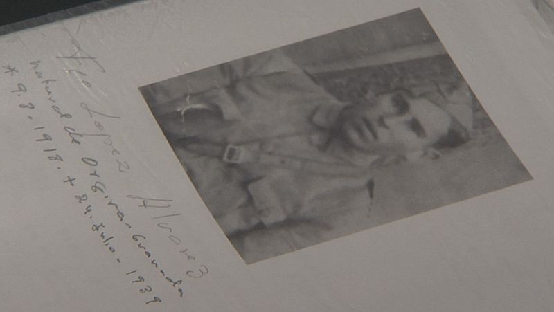Retrato en blanco y negro de Francisco López Álvarez, militar nacido en 1918, fallecido en 1939. Fotografía sobre página con texto manuscrito.