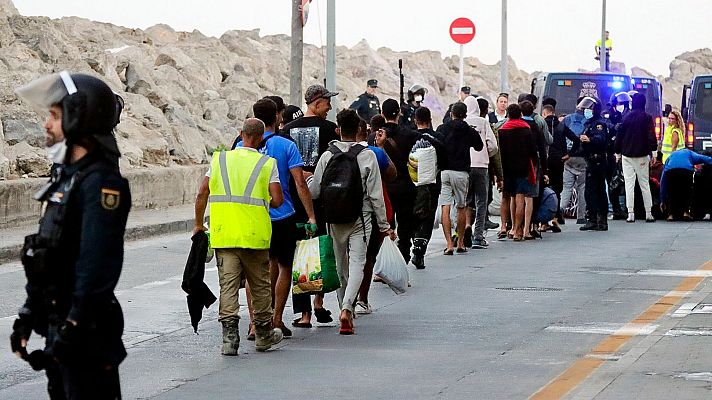 Telediario 1 - El Gobierno insiste: hace falta la colaboración de Ceuta para trasladar a los menores