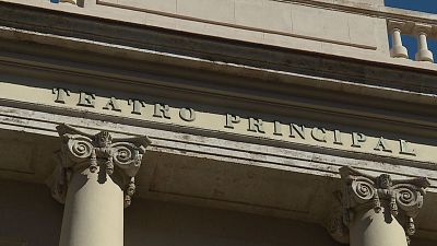 Fachada superior del "TEATRO PRINCIPAL" con letras en relieve, capiteles j�nicos y balaustrada bajo luz solar intensa.