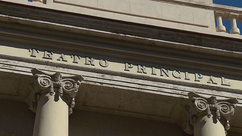 Fachada superior del "TEATRO PRINCIPAL" con letras en relieve, capiteles jónicos y balaustrada bajo luz solar intensa.