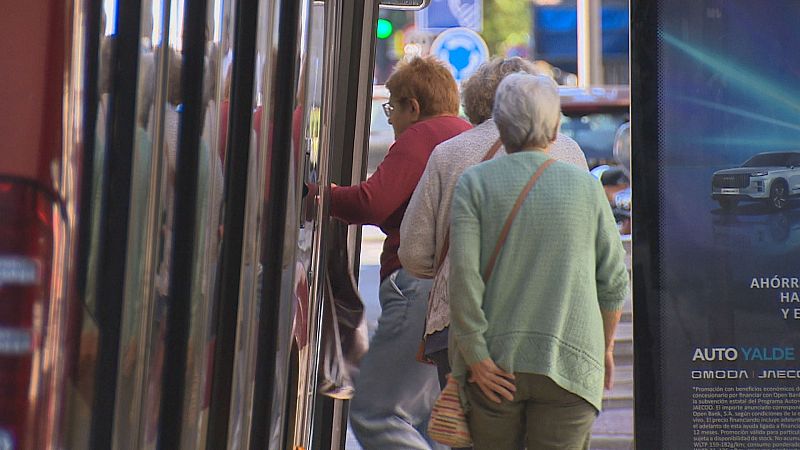 Personas subiendo a un autobús urbano en Logroño
