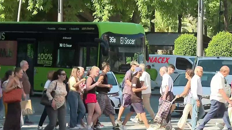 Peatones por las calles de Murcia