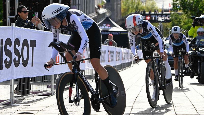 Ciclista Rand Tuulberg (dorsal 71) en Specialized S-Works de contrarreloj, con Tissot y Abus como patrocinadores.