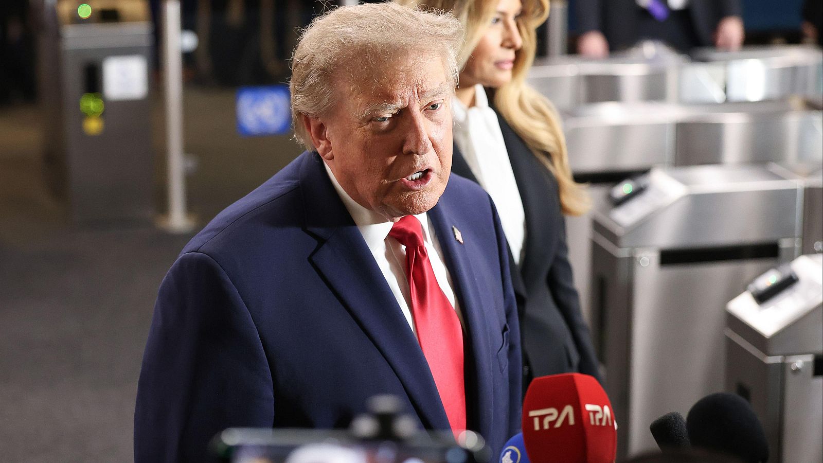 Las grandes cadenas estadounidenses rompen el seguimiento continuo a Trump por la censura a los medios vetados