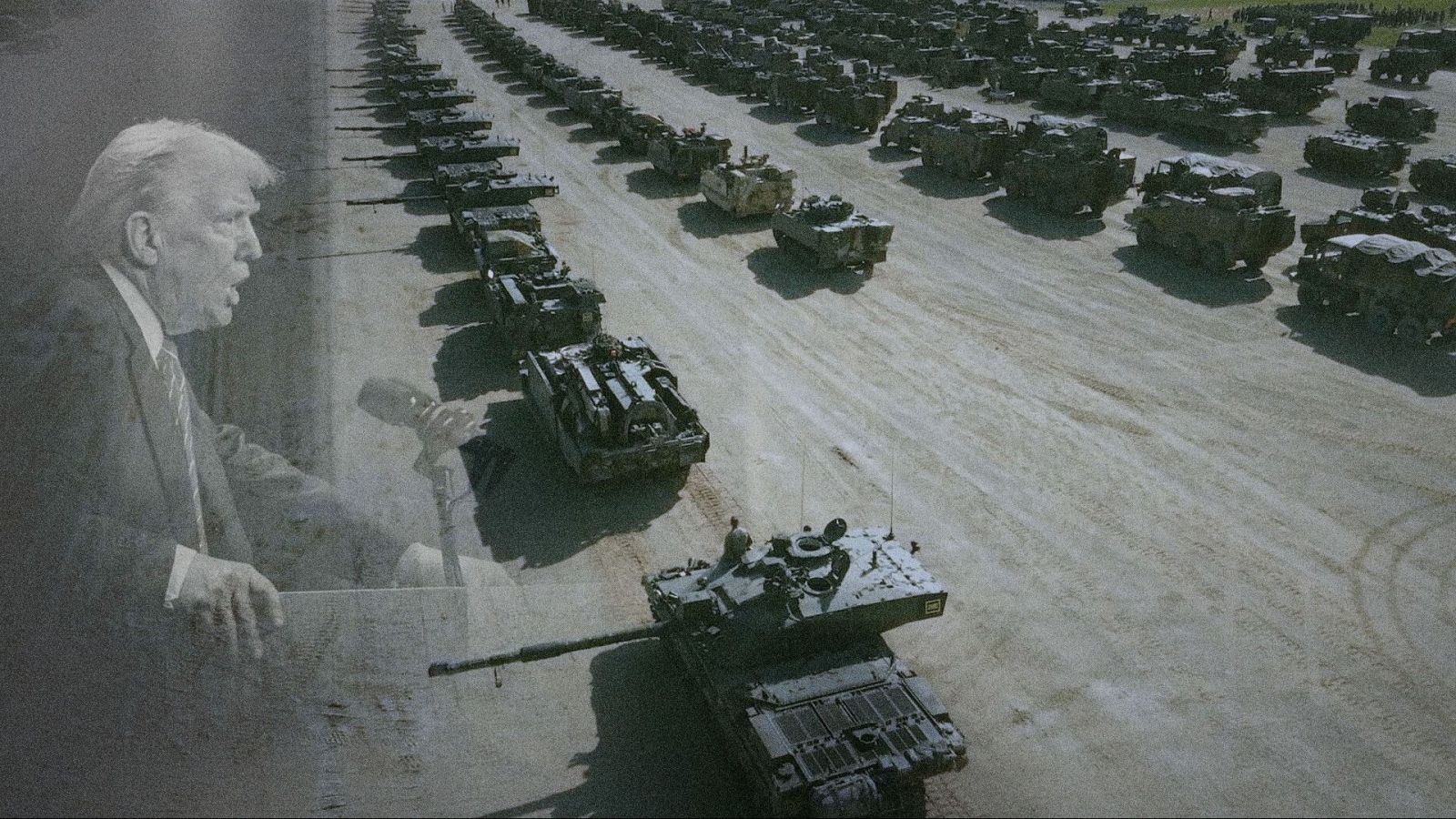 Donald Trump habla en un podio con un micrófono, mientras una vasta formación de vehículos militares, incluyendo tanques, se extiende en el fondo.