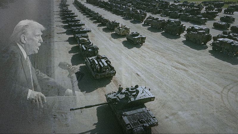Donald Trump habla en un podio con un micrófono, mientras una vasta formación de vehículos militares, incluyendo tanques, se extiende en el fondo.