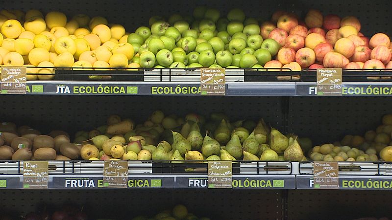 Estantes de supermercado con manzanas Golden, Granny Smith y Royal, junto a kiwis y peras Ercolina y Conferencia, todos etiquetados como ecológicos.