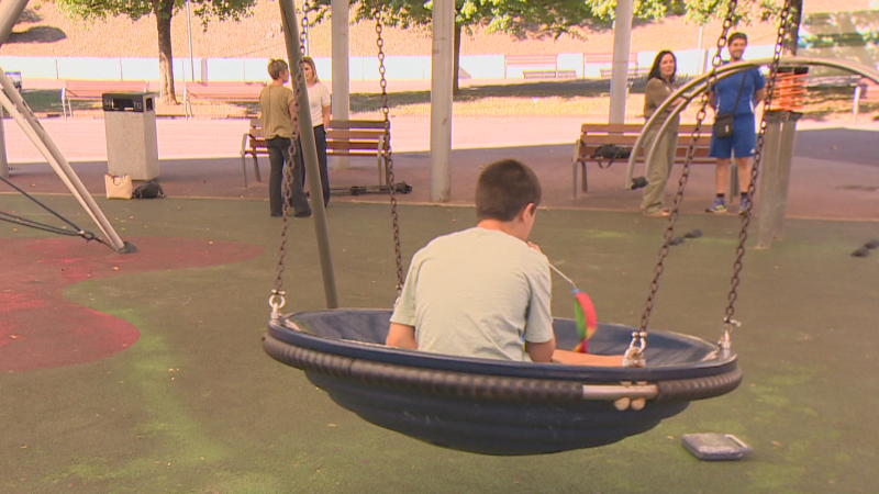 Beñat es uno de los niños afectados por la falta de monitores para el transporte escolar adaptado