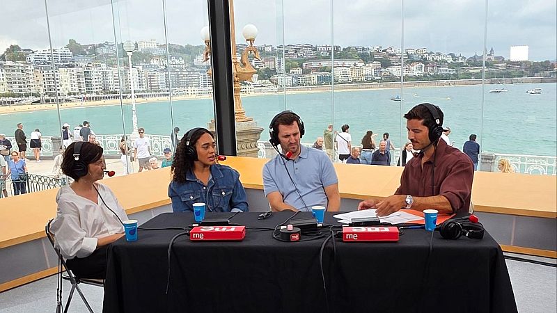 Grabación del programa De Serie, con la bahía de la Playa de la Concha de San Sebastián al fondo