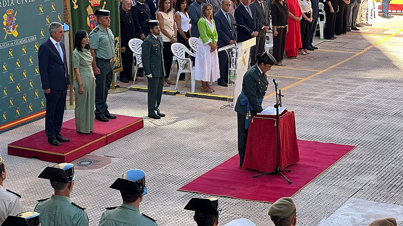 Ceremonia oficial de la Guardia Civil en Guadalajara con Emiliano García-Page presente. Agentes uniformados y público asisten al evento al aire libre.