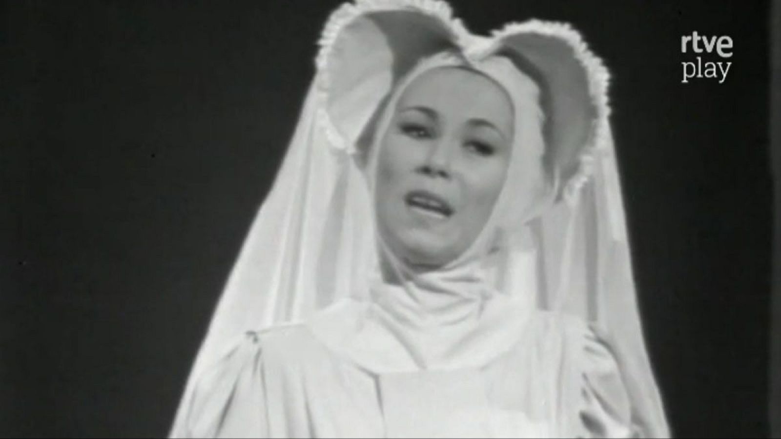 Primer plano de María José Goyanes como Doña Inés en "Don Juan Tenorio", luciendo un hábito de monja y una cofia detallada. Logotipo "rtve play" en la esquina superior derecha.