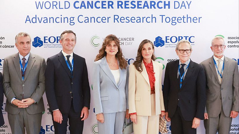 La reina pide financiación estable en la investigación del cáncer