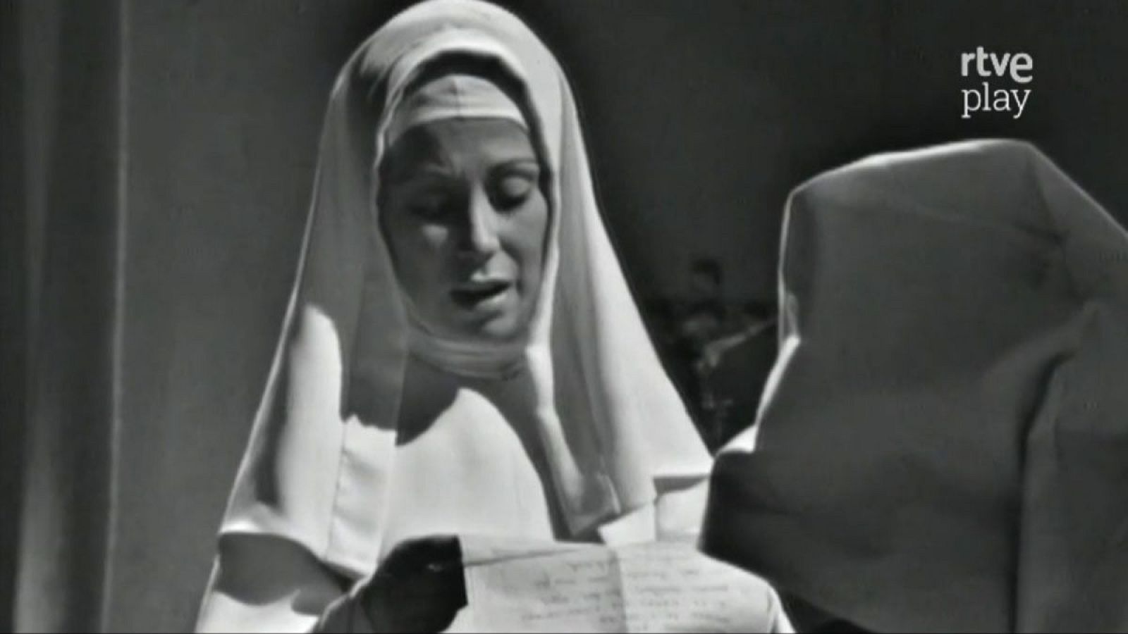 Primer plano de María José Alfonso como Doña Inés, vestida de monja, leyendo un papel. A su lado, otra figura femenina con hábito escucha. Logo de RTVE Play en la esquina superior derecha.