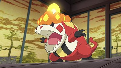 Primer plano de Skeledirge, Pokémon de tipo Fuego/Fantasma, con boca abierta y cresta brillante. Fondo de paneles shoji y paisaje estilizado.