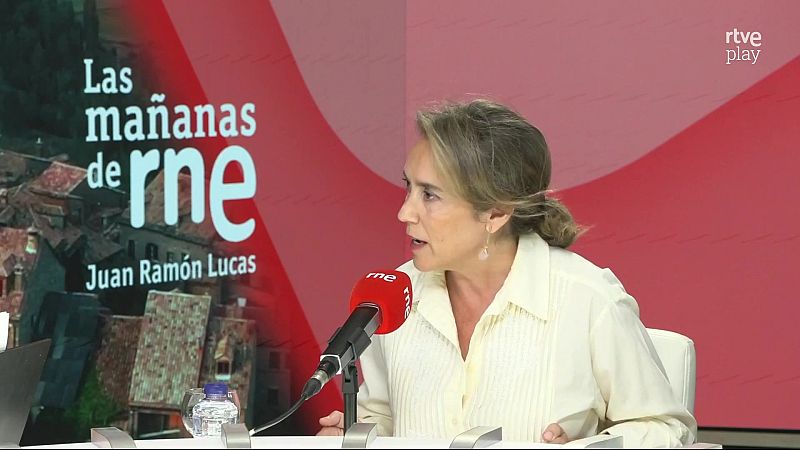 Cuca Gamarra en "Las mañanas de rne", con micrófono rojo y fondo gráfico de rtve play.