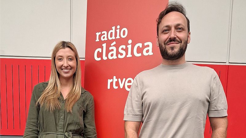 La mezzosoprano Andrea Rey y el pianista Javier Carmena posan sonrientes junto a un panel rojo de Radio Clásica en un estudio.